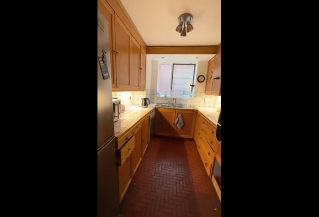 Video 1: King-sized bedroom with fitted wardrobe