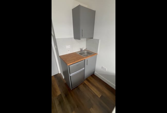 Watford Double En-Suite Room w/ Kitchenette Main Photo