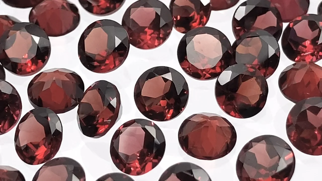 モザンビーク産ガーネット 穴なしラウンドファセットカット（ルース