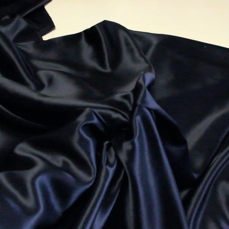 Vidéo: Satin 100% soie - Bleu nuit Vidéo: Satin 100% soie - Bleu nuit