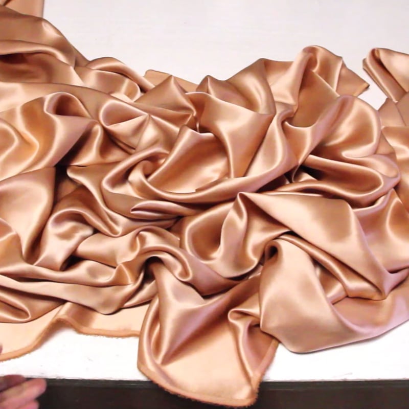 Vidéo: Satin 100% soie - Cheeky bronze Vidéo: Satin 100% soie - Cheeky bronze