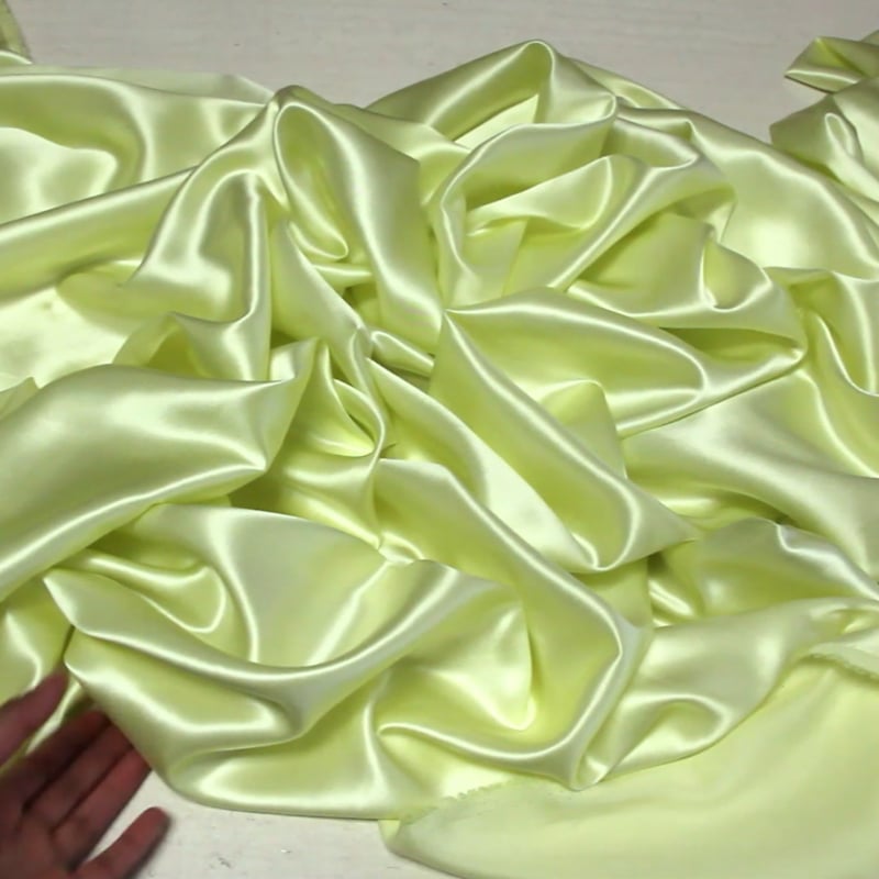 Vidéo: Satin 100% soie - Jaune Vidéo: Satin 100% soie - Jaune