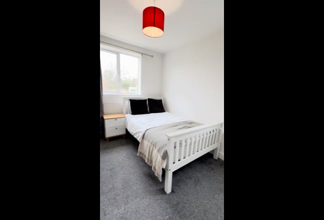 Large En-suite Room - With Parking Main Photo