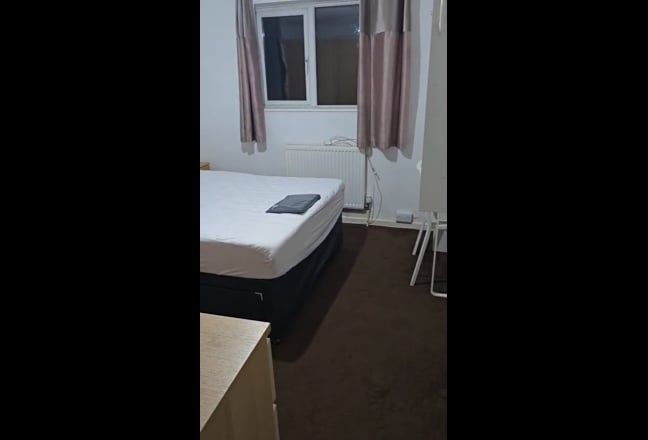 Immediately Available Large Single Room  Main Photo