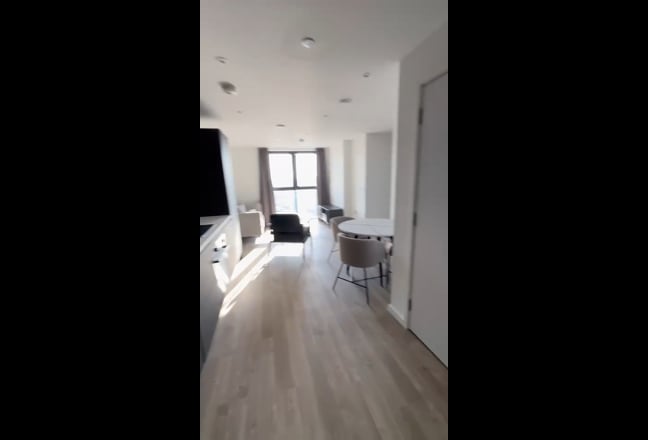 New city centre 24th floor flat (city views) Main Photo