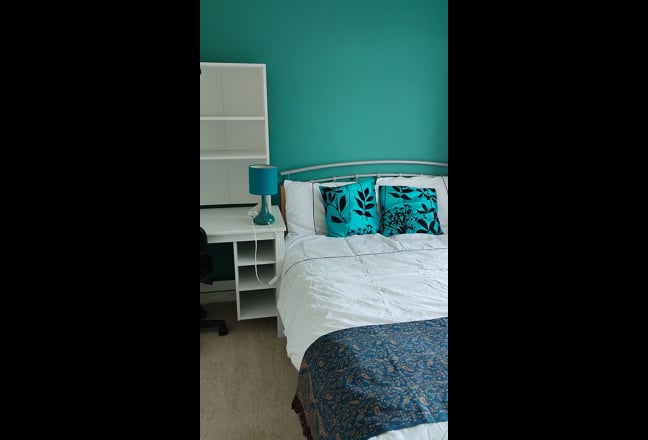 Video 1: Double bed, desk and desk chair