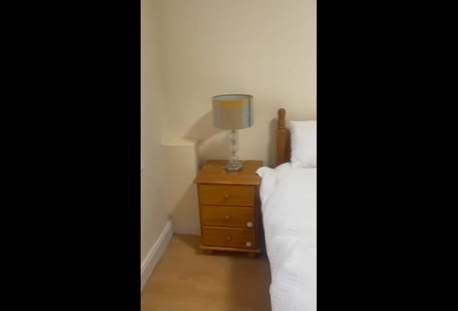 1double bed room available  Main Photo