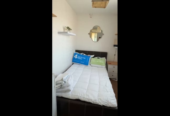 Lovely room in a family home  Main Photo