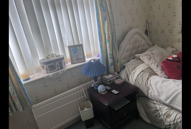 Ideal location,newly decorated & available May Main Photo