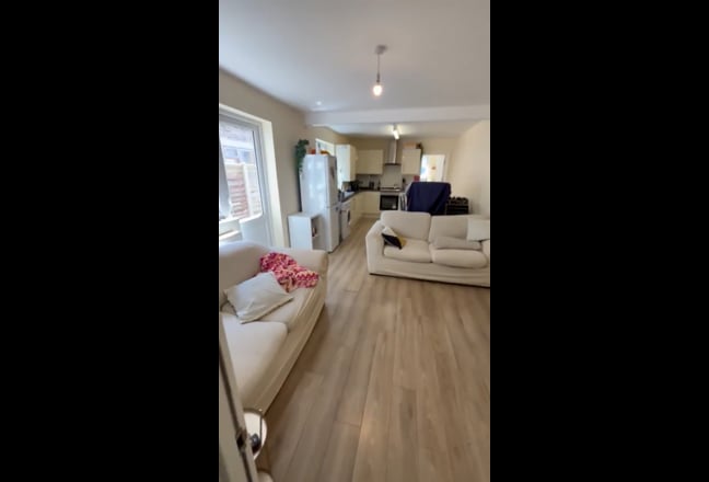 Two bedroom flat with garden in Manor House Main Photo