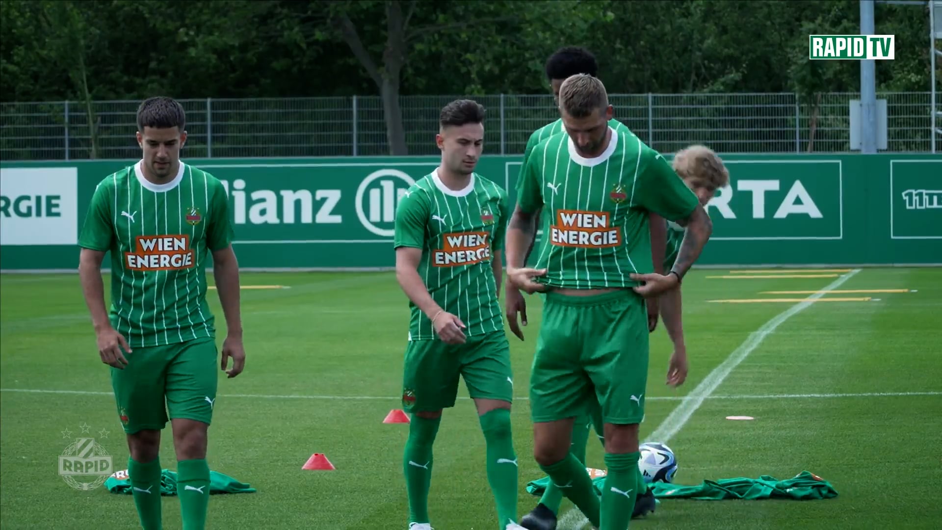 Die Drohne bringt das neue Heimtrikot