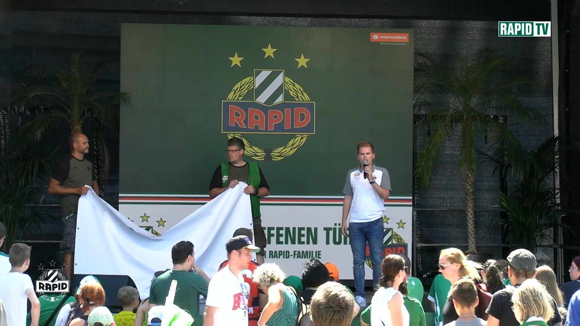 Trikot- und Mannschaftspräsentation