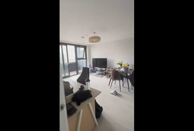 Spacious & Stylish 2-Bed Flat with Balcony Main Photo