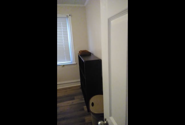 Large Room 121 sq. ft./Washer & Dryer/100MBPS Wifi Main Photo