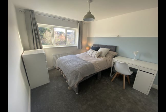 Large dble refurbed room, near town. £300 deposit. Main Photo