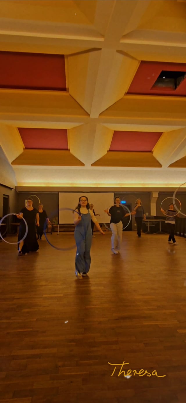 tanzende Menschen mit Hula Hoop Reifen 