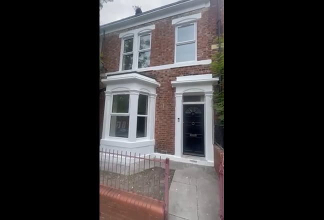 All Female house, Double room En suite Available  Main Photo