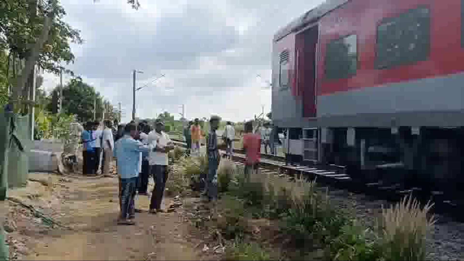 శ్రీకాకుళం జిల్లాలో పెను రైలు ప్రమాదం తప్పింది.#accident