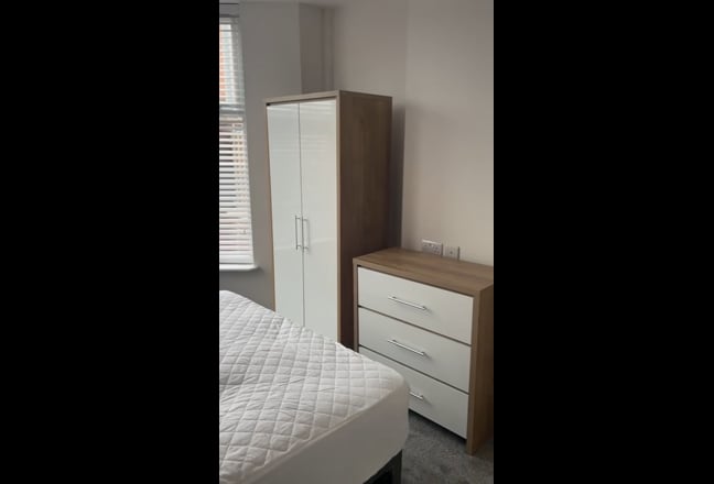 Recent Refurb * West St * Beautiful! * Ensuites Main Photo