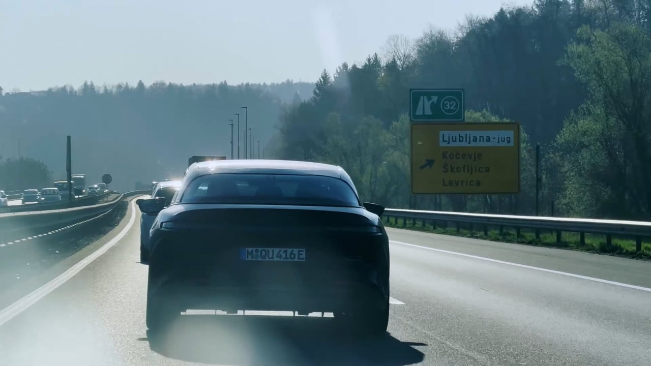 Ujeti na cesti: romunska odprava s ferrarijem polnim kovčkov #foto