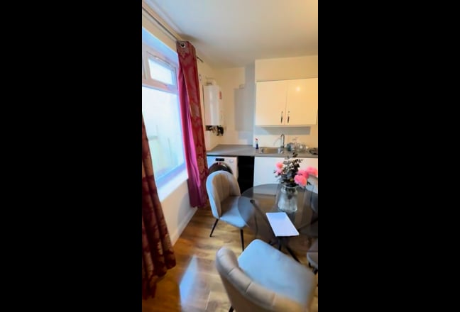 Stylish and Modern Refurbished Two Bed Flat Main Photo