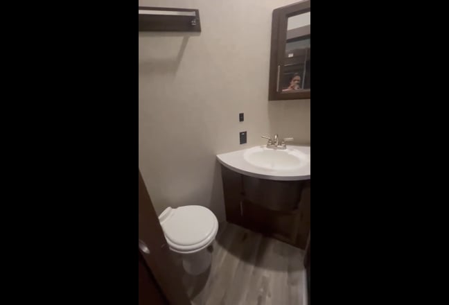 Entire RV for rent 2 rooms, 1.5 bathrooms Main Photo