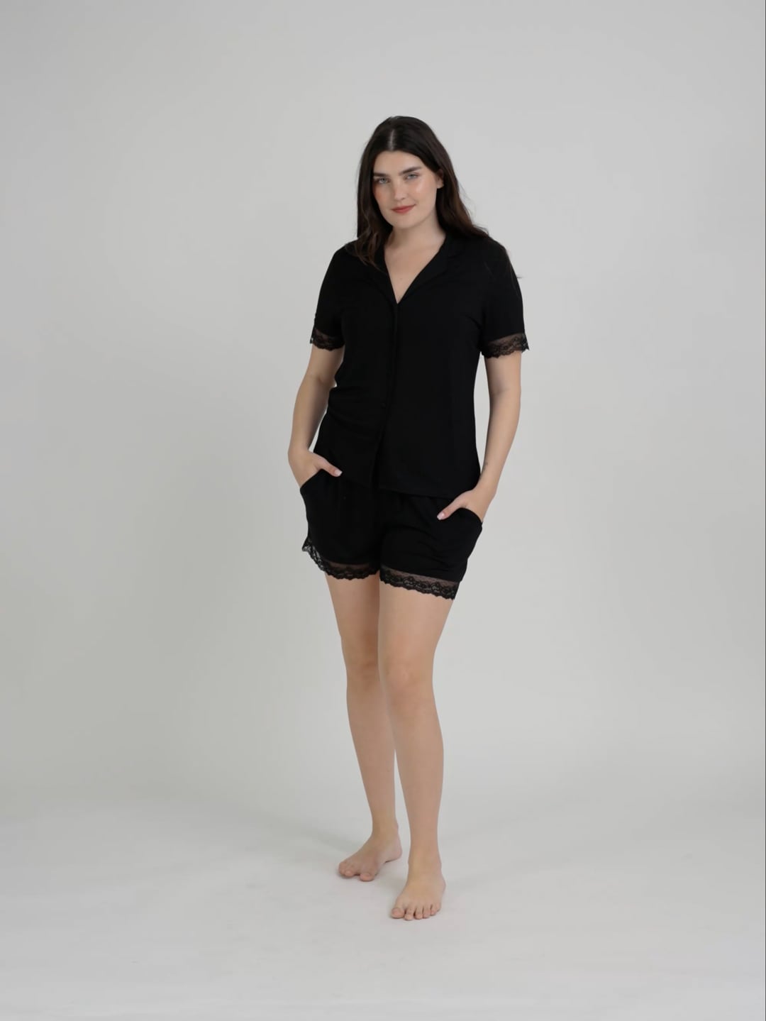 סט פיג’מה מכופתרת בשילוב תחרה