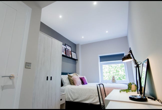 Beautiful Ensuite - Two-Bed Flat-Share CALAIS RD Main Photo
