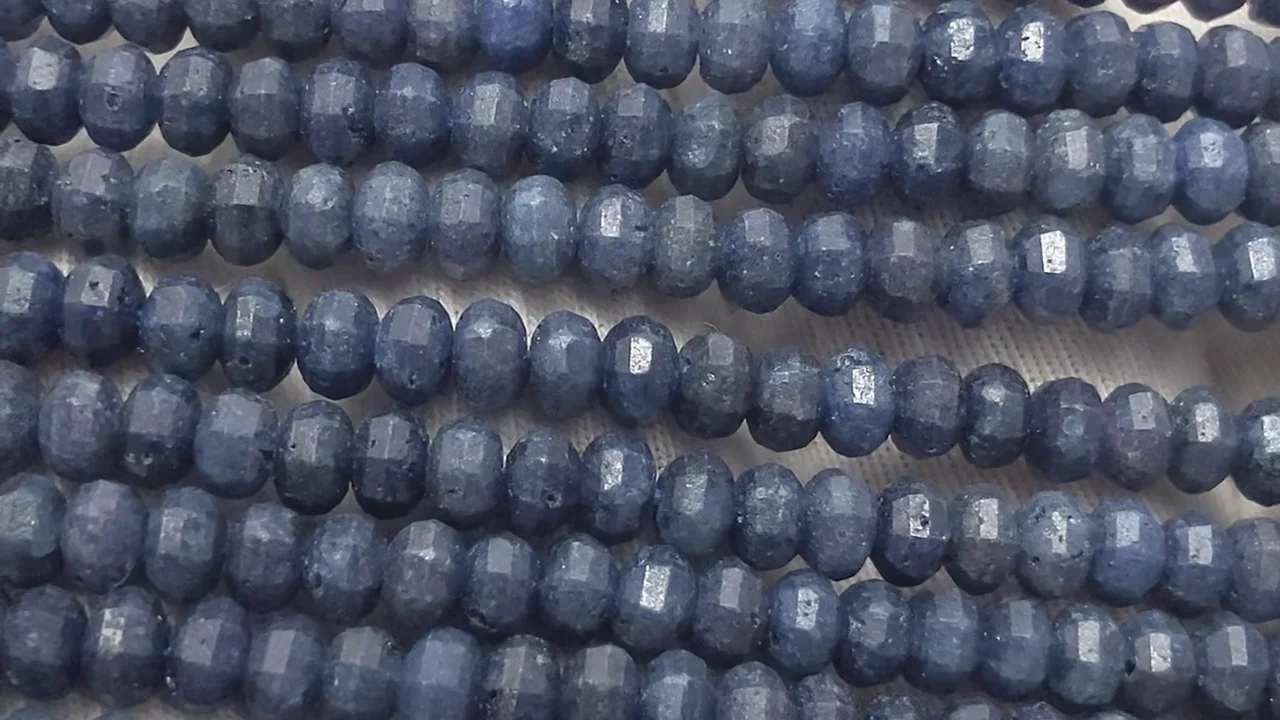 サファイア AA++ ミラーボタンカット4×4×3mm 1連(約37cm)【素晴らしい