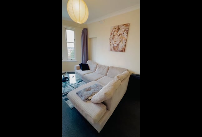 🏡 Spacious Master Bedroom in 2-Bedroom-Flat Main Photo