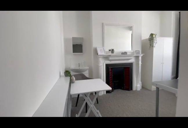 Large, Bright, Double Room, All Bills Included Main Photo