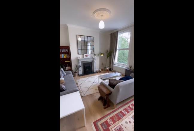 Beautiful bedroom in a refurbished-Victorian house Main Photo