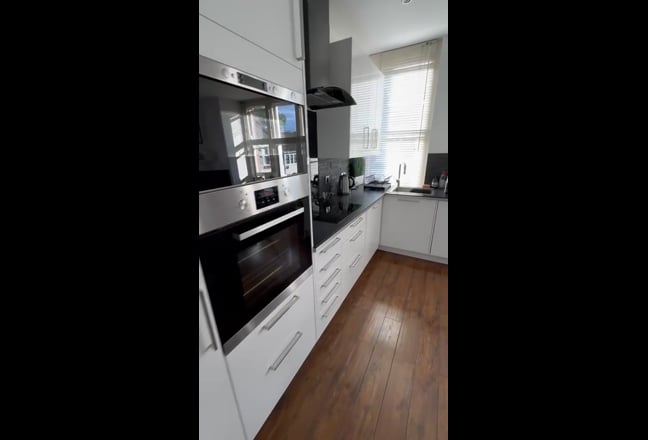 Spacious Double Room in Refurbished Modern Flat Main Photo
