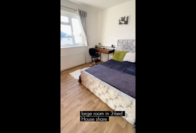 Double bedroom available in 3-bed shared house Main Photo