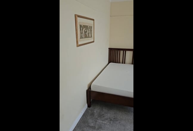Spacious Double Room in quiet clean friendly house Main Photo