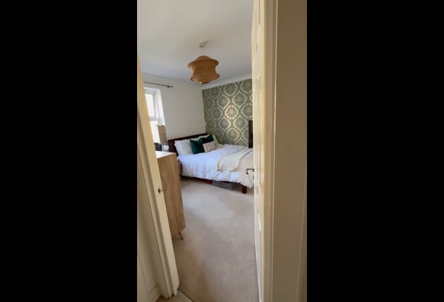 Room for female in sociable riverside home Main Photo
