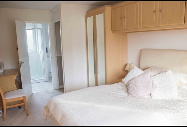 Beautiful furnished double room en suite Mon-Fri  Main Photo