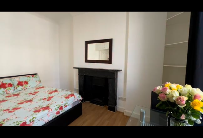 Double Bedsit in Chelsea, London Main Photo