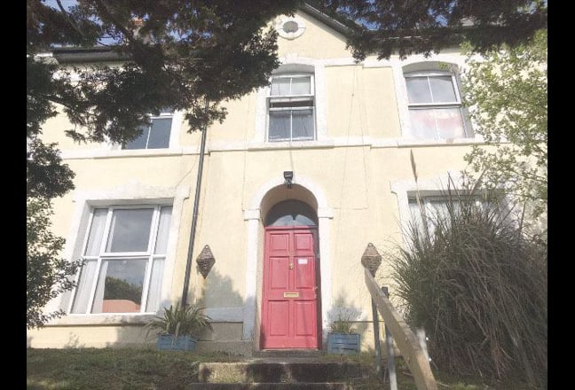 Large character home near town and country Main Photo