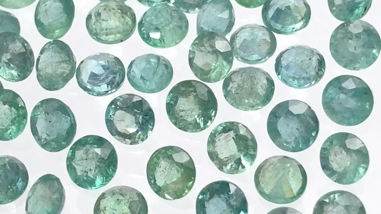 エメラルド ルース ラウンドファセットカット5×5mm 1粒｜天然石ビーズ