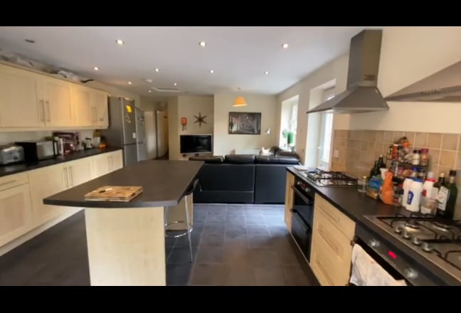 ⭐ Beautiful top floor room with private bathroom   Main Photo