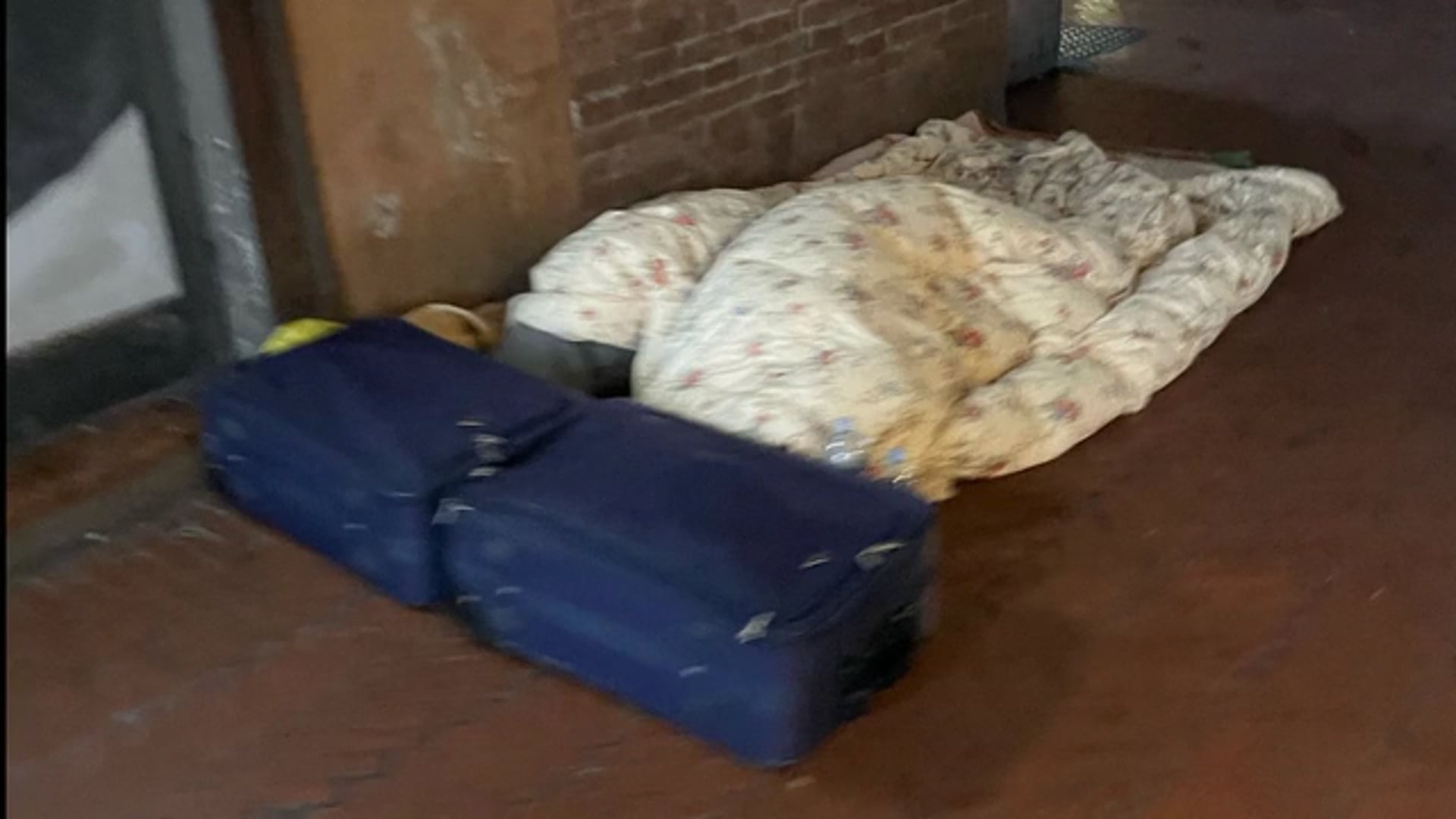 Urina e bivacco sotto al voltone del Podestà