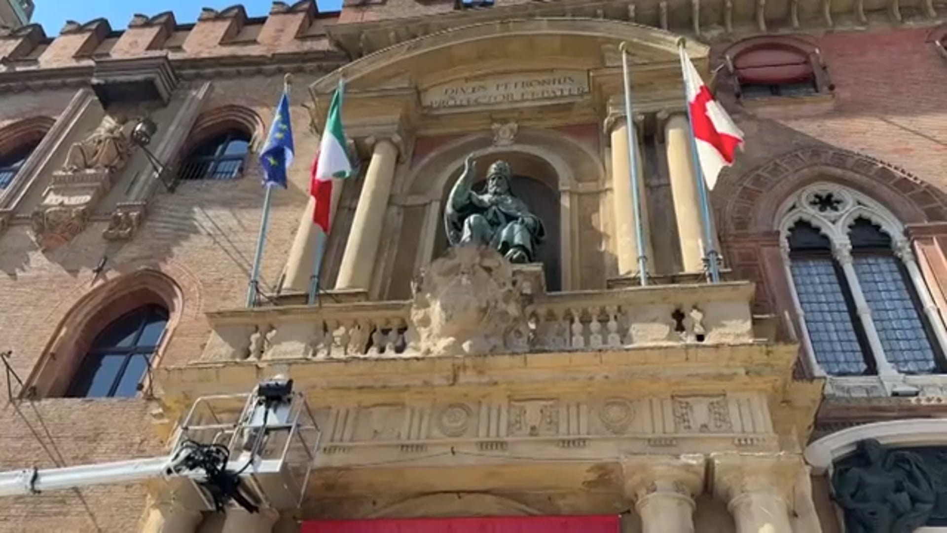 Ciuffi d’erba sul cornicione della porta d’ingresso di Palazzo d’Accursio