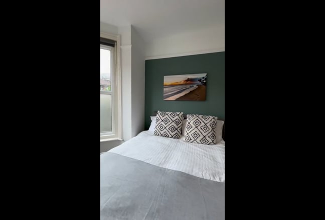 5 Double Rooms 3 Ensuite - Polygon - Available Now Main Photo