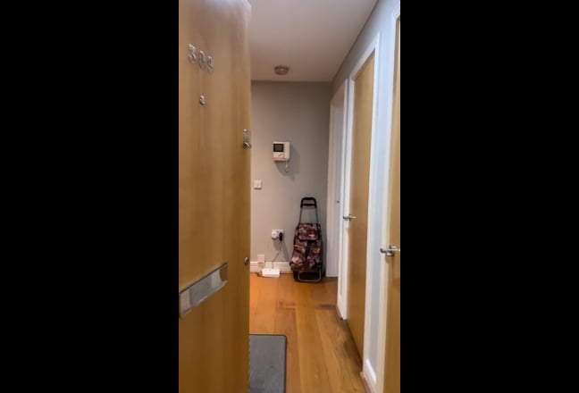 Ensuite in  Riverside Apartment near Canary Wharf Main Photo