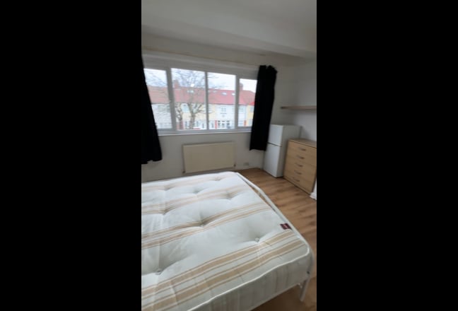 Massive Doubles in Lovely Hosue with Garden! Main Photo