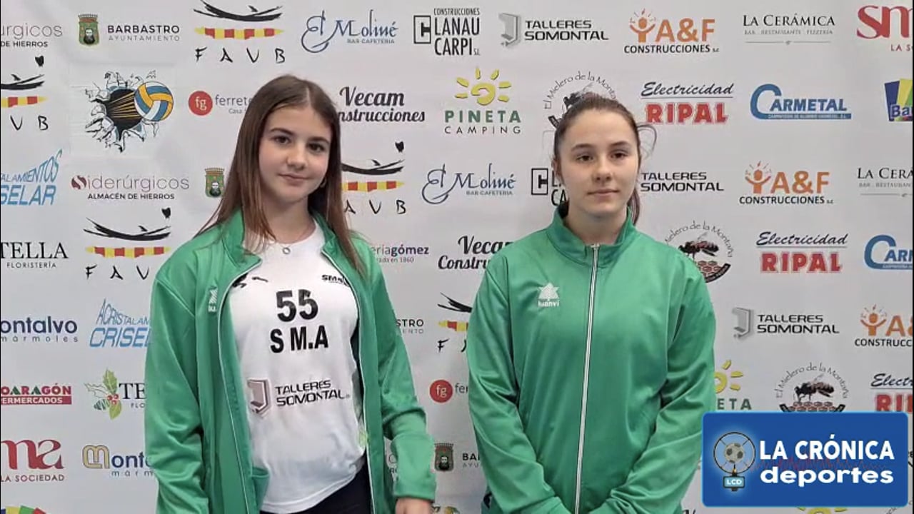 HELENA, SARAY, FERNANDO Y TOÑO (Jugadoras y Entrenadores Equipo Voleibol Femenino SMA Barbastro) Victoria de la SMA en casa frente al CV Valdefierro por 3-0 con resultados parciales de 25-18 // 25-19 // 25-17.