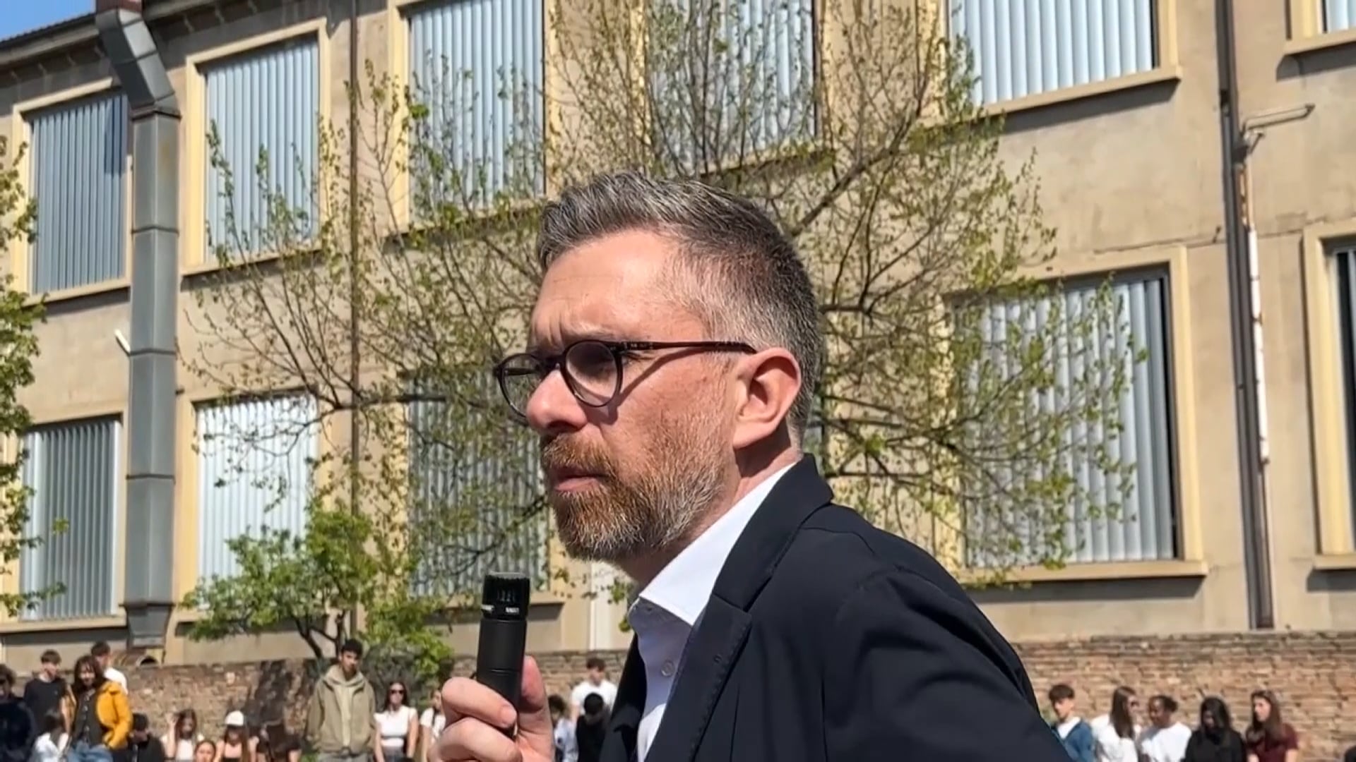 ‘Più aule, spazi e tutele dai cantieri del tram’: il sindaco Lepore al Sabin in auotogestione