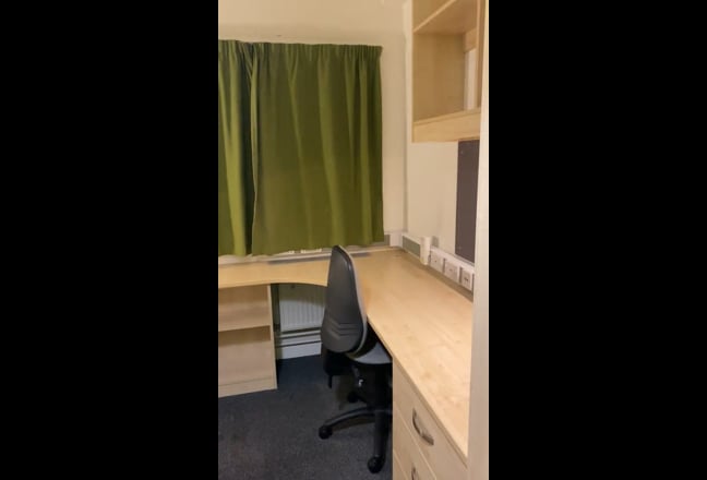 En-suite 5 bed flat spare room. Main Photo