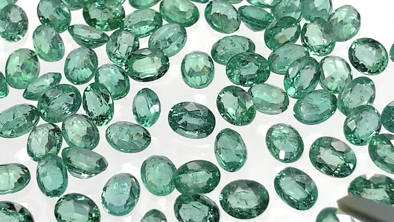 ザンビア産エメラルド ルース オーバルファセットカット4×3mm 1粒